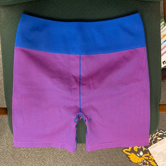 Fabletics Seamless Shorts - Picture 3 of 8